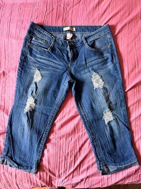 Women’s No boundaries Distressed  Denim Capri Jeans Size 13    #25